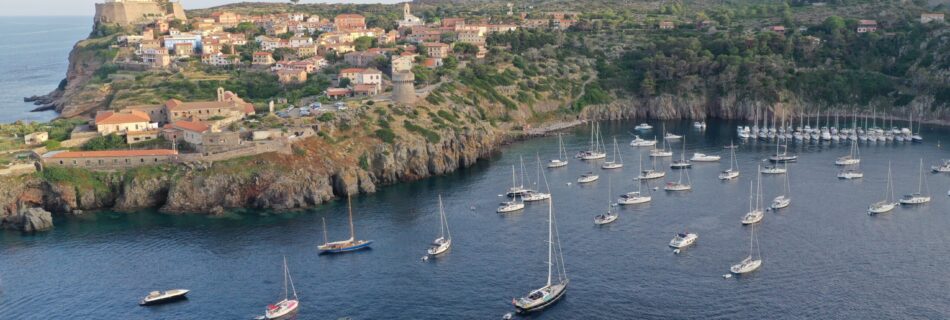 Isola Capraia castello e rada